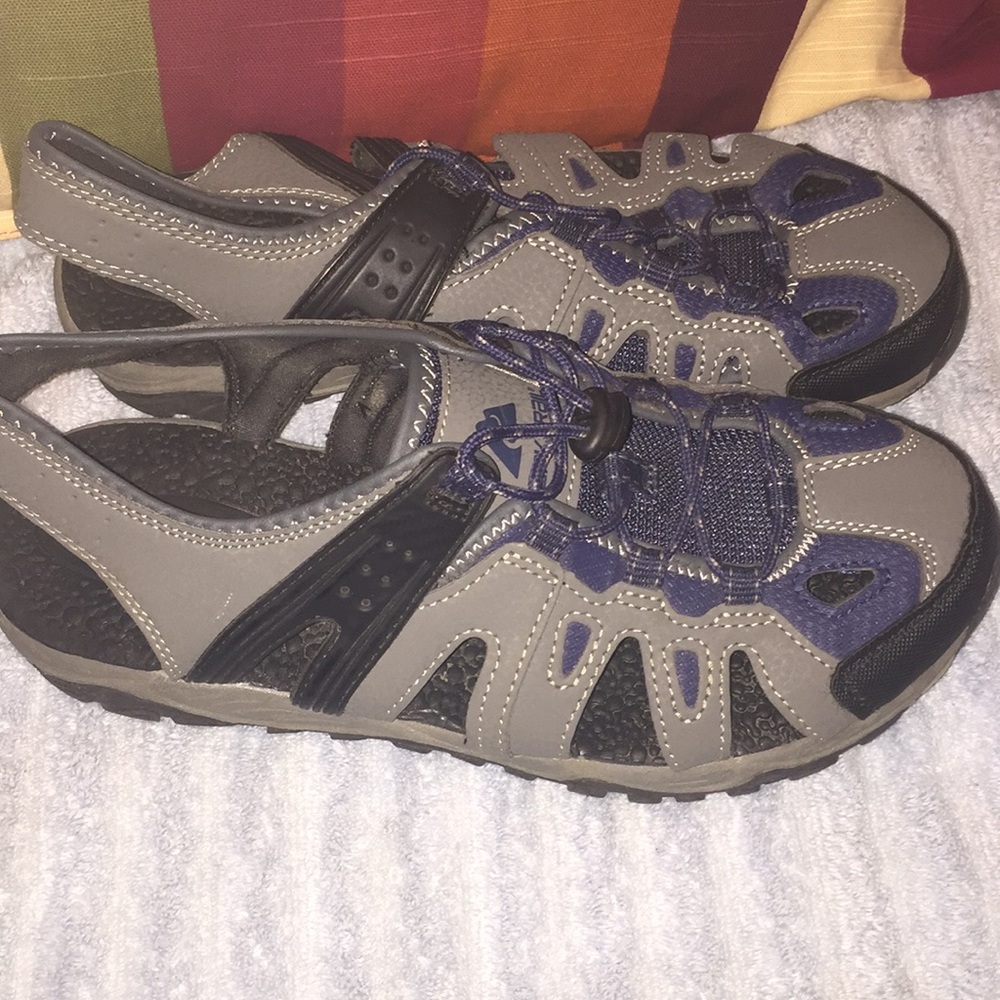 Men’s SZ 7 Ozark Trail gray/navy bungee closed toe